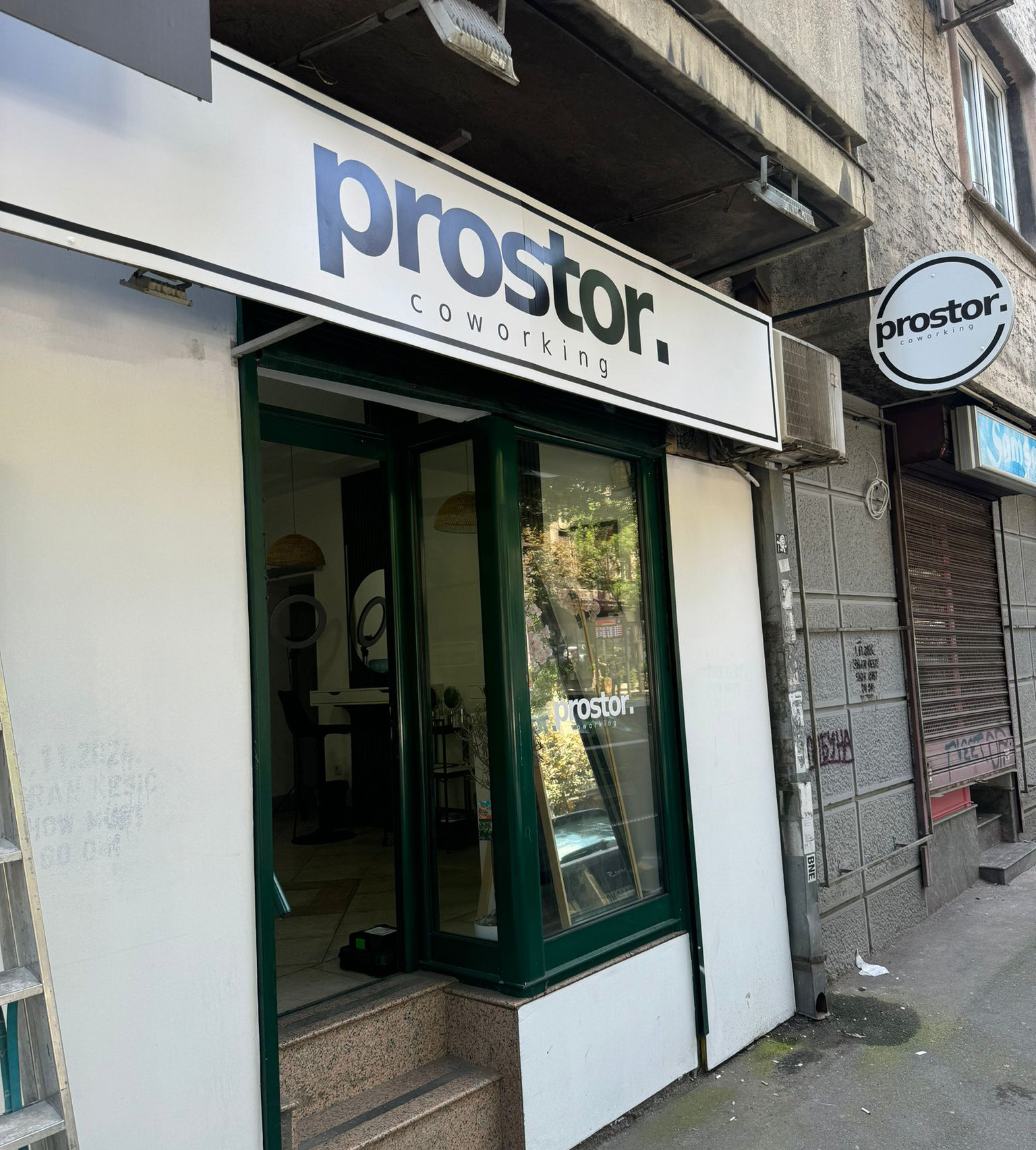 Brendiranje lokala i izloga — realizovan rad Ultimate Design, fotografija 16