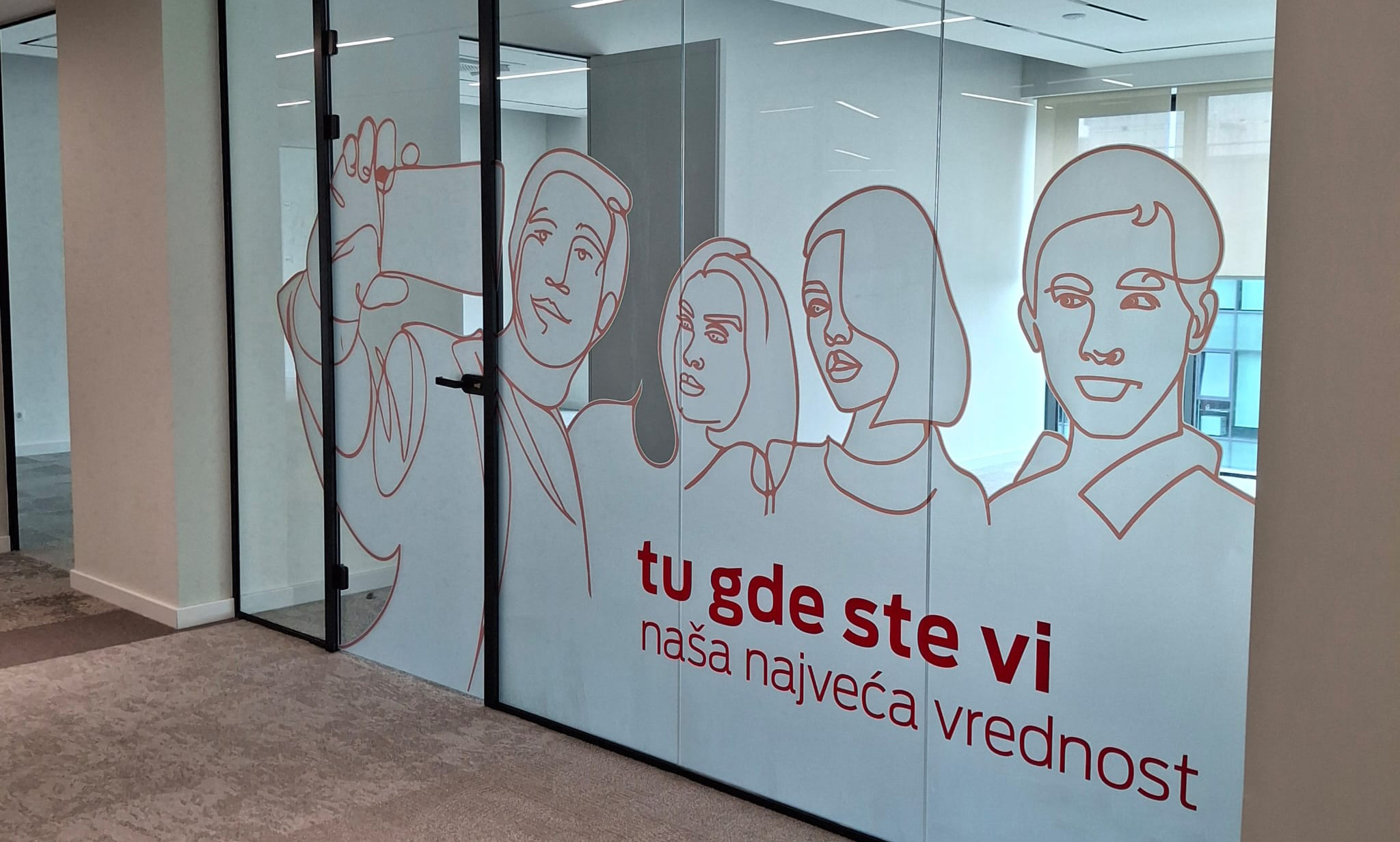 Peskirna folija sa štampanim ilustracijama na staklenoj pregradi poslovnog prostora